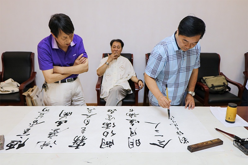 博超控股集团举办“仲夏笔会” 书画大家现场挥毫泼墨