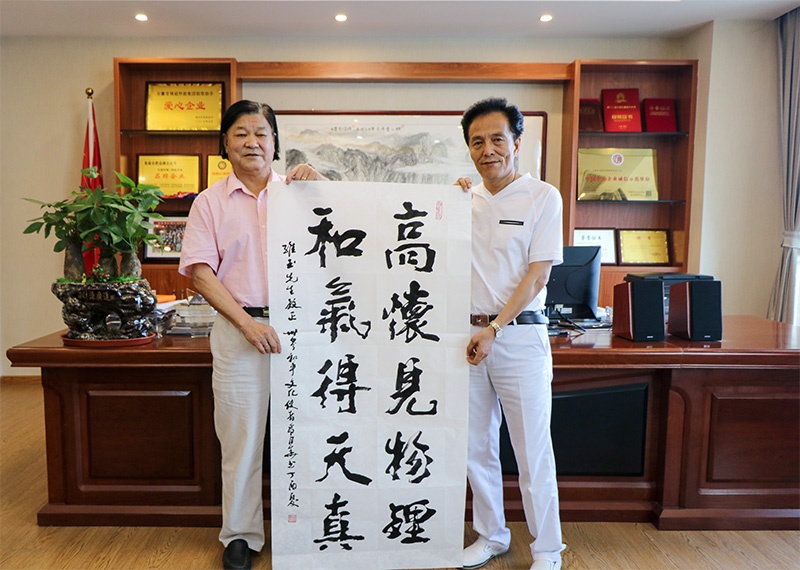 博超控股集团举办“仲夏笔会” 书画大家现场挥毫泼墨