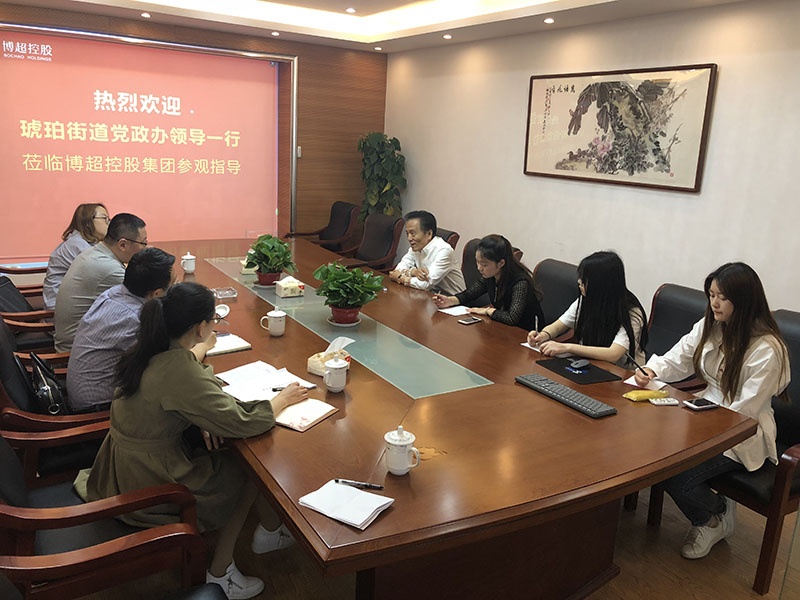 琥珀街道党工委委员,办事处副主任韩勇和财经科科长,工会主席丁咸军